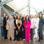 Iman Meskini Instagram – For en reise! ⭐️ Jeg er så stolt over hva 10 ressurssterke kvinner   1 mann i HER – teamet har klart å få til på litt over 1 år. Ballen begynte å rulle i januar 2023 da @donnakastrati tok kontakt med meg på instagram og lurte på om jeg ville være med på denne reisen, og jeg har ikke sett meg tilbake siden jeg svarte «JA!». 

Det har vært utrolig spennende, lærerikt, gøy, slitsomt, stressende, utfordrende også gøy igjen! @donnakastrati åpnet en dør til en helt ny verden for meg, og jeg er så takknemlig for å få lov til å være en del av denne fantastiske ideen som ble til virkelighet i går 8. mars!👏🏽

@her_programmet er ENDELIG lansert og du kan nå gå inn på linken i bio og sjekke ut hva det hele handler om. Har du en indre gründer i deg som du vil slippe fri? – NÅ ER TIDEN INNE! Og frem til mandag kan du kjøpe tilgang til alle 4 fasene i programmet for en introduksjonspris på 4990kr!❤️