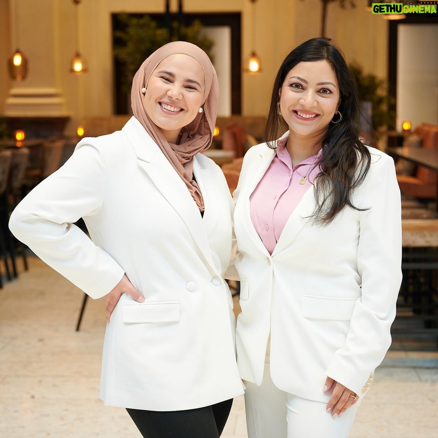 Iman Meskini Instagram - For en reise! ⭐️ Jeg er så stolt over hva 10 ressurssterke kvinner 1 mann i HER - teamet har klart å få til på litt over 1 år. Ballen begynte å rulle i januar 2023 da @donnakastrati tok kontakt med meg på instagram og lurte på om jeg ville være med på denne reisen, og jeg har ikke sett meg tilbake siden jeg svarte «JA!». Det har vært utrolig spennende, lærerikt, gøy, slitsomt, stressende, utfordrende også gøy igjen! @donnakastrati åpnet en dør til en helt ny verden for meg, og jeg er så takknemlig for å få lov til å være en del av denne fantastiske ideen som ble til virkelighet i går 8. mars!👏🏽 @her_programmet er ENDELIG lansert og du kan nå gå inn på linken i bio og sjekke ut hva det hele handler om. Har du en indre gründer i deg som du vil slippe fri? - NÅ ER TIDEN INNE! Og frem til mandag kan du kjøpe tilgang til alle 4 fasene i programmet for en introduksjonspris på 4990kr!❤️