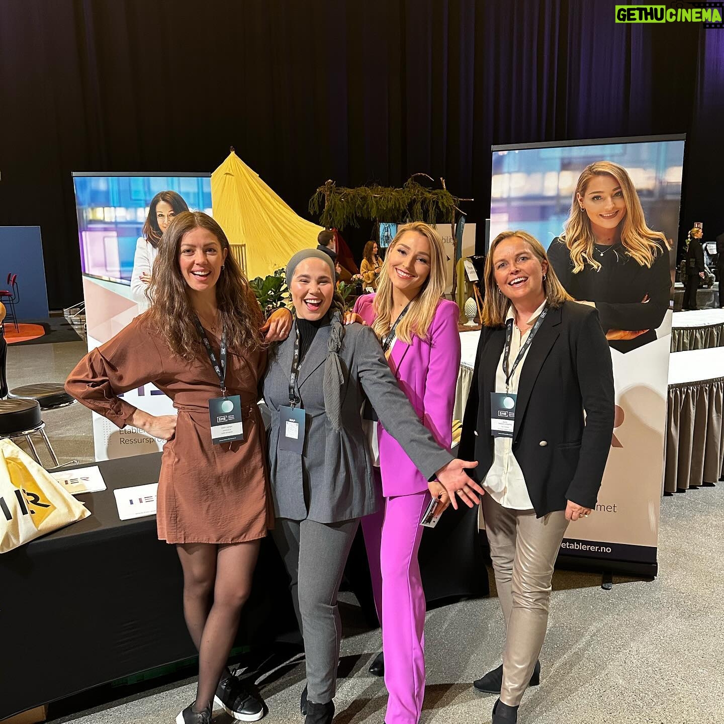Iman Meskini Instagram - For en reise! ⭐️ Jeg er så stolt over hva 10 ressurssterke kvinner 1 mann i HER - teamet har klart å få til på litt over 1 år. Ballen begynte å rulle i januar 2023 da @donnakastrati tok kontakt med meg på instagram og lurte på om jeg ville være med på denne reisen, og jeg har ikke sett meg tilbake siden jeg svarte «JA!». Det har vært utrolig spennende, lærerikt, gøy, slitsomt, stressende, utfordrende også gøy igjen! @donnakastrati åpnet en dør til en helt ny verden for meg, og jeg er så takknemlig for å få lov til å være en del av denne fantastiske ideen som ble til virkelighet i går 8. mars!👏🏽 @her_programmet er ENDELIG lansert og du kan nå gå inn på linken i bio og sjekke ut hva det hele handler om. Har du en indre gründer i deg som du vil slippe fri? - NÅ ER TIDEN INNE! Og frem til mandag kan du kjøpe tilgang til alle 4 fasene i programmet for en introduksjonspris på 4990kr!❤️