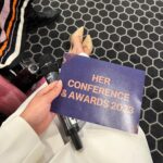 Iman Meskini Instagram – For en reise! ⭐️ Jeg er så stolt over hva 10 ressurssterke kvinner   1 mann i HER – teamet har klart å få til på litt over 1 år. Ballen begynte å rulle i januar 2023 da @donnakastrati tok kontakt med meg på instagram og lurte på om jeg ville være med på denne reisen, og jeg har ikke sett meg tilbake siden jeg svarte «JA!». 

Det har vært utrolig spennende, lærerikt, gøy, slitsomt, stressende, utfordrende også gøy igjen! @donnakastrati åpnet en dør til en helt ny verden for meg, og jeg er så takknemlig for å få lov til å være en del av denne fantastiske ideen som ble til virkelighet i går 8. mars!👏🏽

@her_programmet er ENDELIG lansert og du kan nå gå inn på linken i bio og sjekke ut hva det hele handler om. Har du en indre gründer i deg som du vil slippe fri? – NÅ ER TIDEN INNE! Og frem til mandag kan du kjøpe tilgang til alle 4 fasene i programmet for en introduksjonspris på 4990kr!❤️