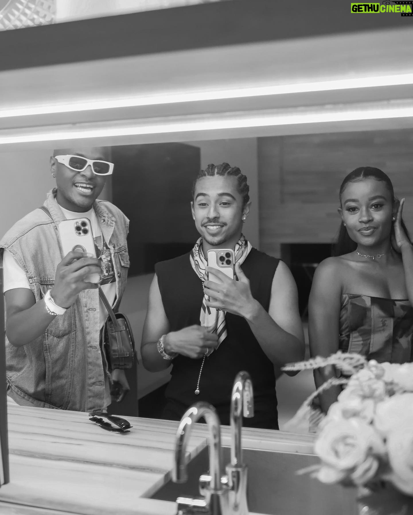 Imani Hakim Instagram - It’s giving facebook throwback