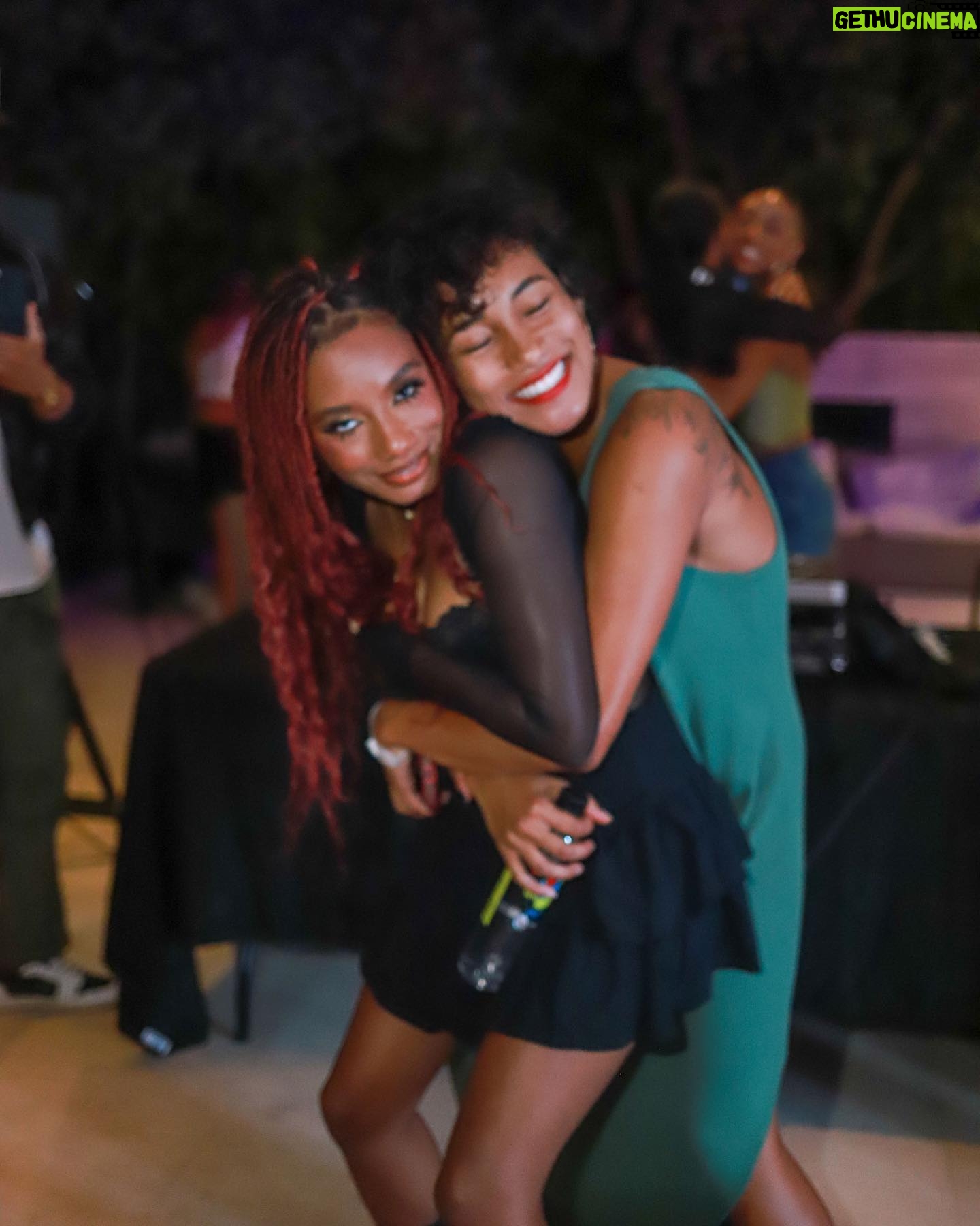 Imani Hakim Instagram - It’s giving facebook throwback