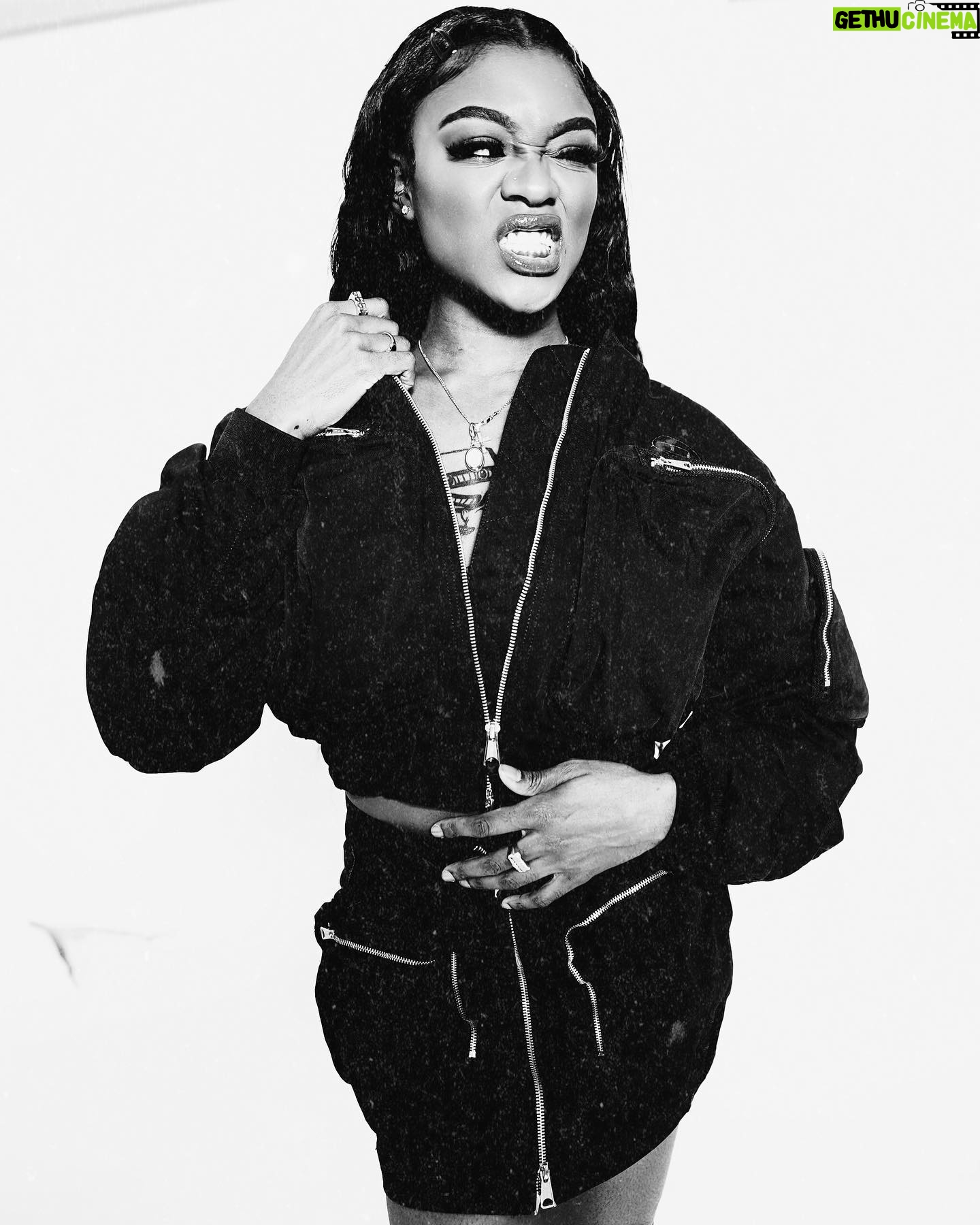 Imani Lewis Instagram - MERCH DROP TMM!!!π₯·πΎπ€π€ #ready4mocha πΈ: @vp.trey