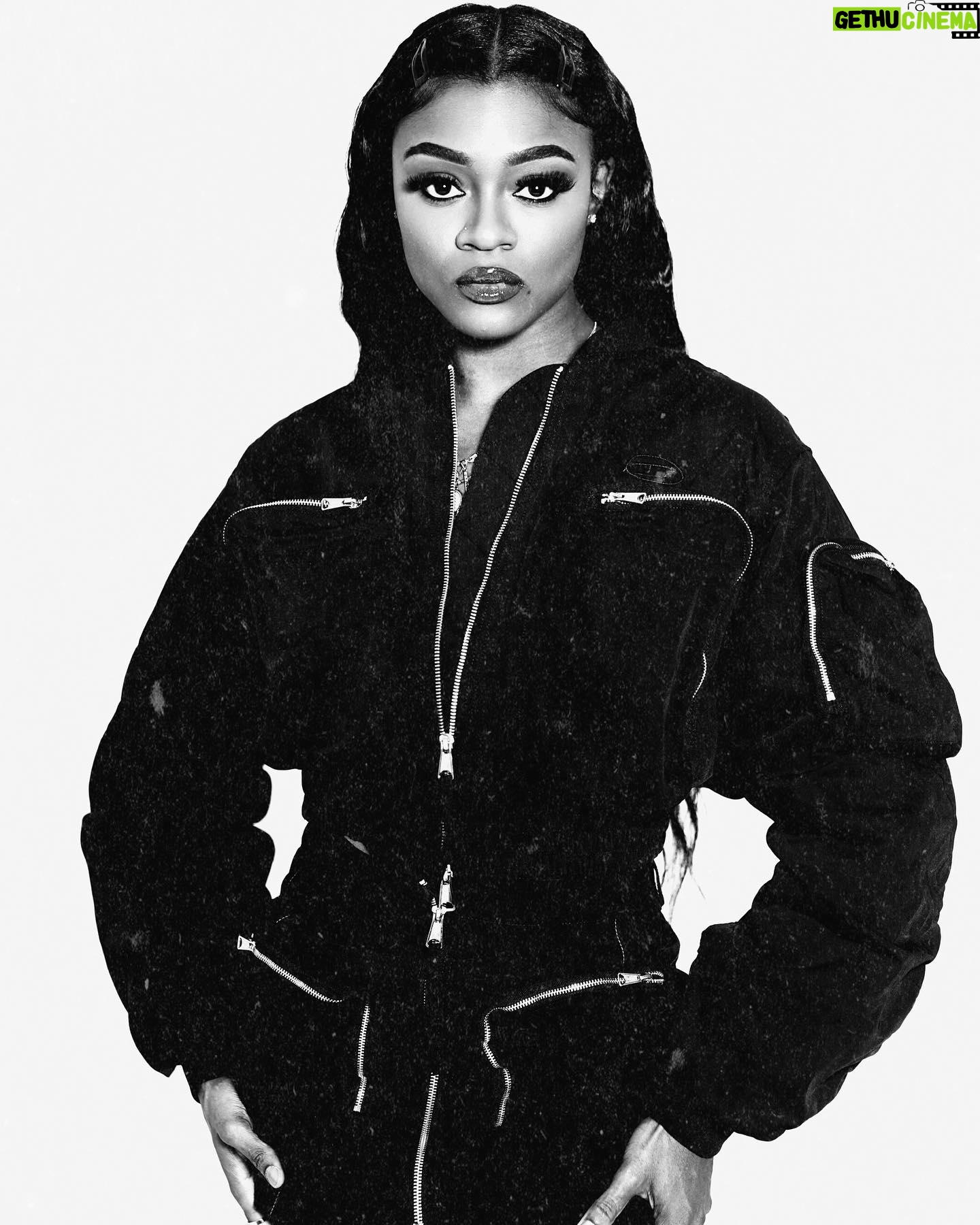 Imani Lewis Instagram - MERCH DROP TMM!!!π₯·πΎπ€π€ #ready4mocha πΈ: @vp.trey