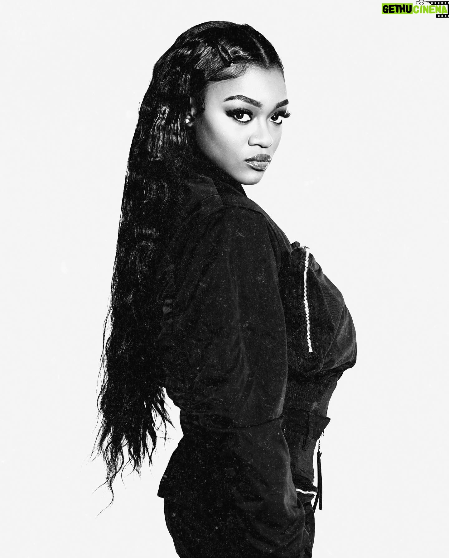 Imani Lewis Instagram - MERCH DROP TMM!!!π₯·πΎπ€π€ #ready4mocha πΈ: @vp.trey