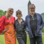 Imelda May Instagram – Tonight 9pm @skytv !!!
It was a delight to join Jim Moir (aka Vic Reeves) and his wife Nancy Sorrell on their ornithological adventure, 
“Painting with Birds”. 
What a lovely couple and delightful programme. 
I showed them around a part of my neck of the woods, the stunning Irish province of Leinster, 
as they searched for little terns. 
Airs tonight on SKY TV @ 9pm.

Jim & Nancy journey to a different area each episode to paint the unique species of birds native to that region, joined by local artists and friends such as Justin Hawkins, Mary McCartney and Nitin Ganatra.

I was in my element in beautiful Irish countryside, sketching and talking with them about my love and affinity with crows.

@jimmoirart
@nancysorrell
@skytv