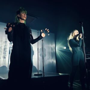 Imogen Heap Instagram - Loved meeting you in person finally @ionnalee. Was magic to be both on and off stage with you and also as a new mum, giving your all to everyone, fans, friends and family alike. Inspiring brilliant woman. Thanks for having it so close to my home too at EartH Hackney! Look forward to spending more time with you over the years. For me, it was the first time back on stage with the @mi.mu.gloves since the Grammys in 2020! Well actually, back on stage at all! I enjoyed every second x big kiss x

Live photos: @imcraighorner