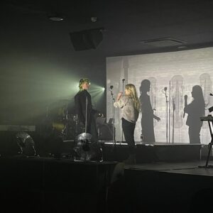 Imogen Heap Instagram - Loved meeting you in person finally @ionnalee. Was magic to be both on and off stage with you and also as a new mum, giving your all to everyone, fans, friends and family alike. Inspiring brilliant woman. Thanks for having it so close to my home too at EartH Hackney! Look forward to spending more time with you over the years. For me, it was the first time back on stage with the @mi.mu.gloves since the Grammys in 2020! Well actually, back on stage at all! I enjoyed every second x big kiss x

Live photos: @imcraighorner