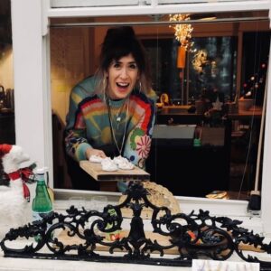 Imogen Heap Instagram - Happy Covid Christmas! Serving up some mega tasty meringues to my daughter at the window. She and her Dad are gonna have fun today at a party and I’ll see her and the fam tomorrow (lateral flow negative pending!) What crazy mad times. We’ll never forget this Christmas. Still had fun and loved seeing her cute gorgeous self opening presents outside. I got a little fire chiminea going and everything :) x will post the scene set up in stories x Thanks everyone for another amazing year. I promise you’ll have new music in 2022. I’m on fire inspired with all the recent dating fun times and general goings ons! Thanks to all you lovely sexy people for that too ;) x I love my family, my friends, my fans and my amazing home team. Such a lucky girl. Hugs to you all and here’s to living our best lives so far in 2022 xx