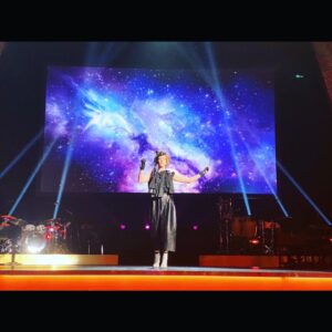 Imogen Heap Instagram - ‪Thanks to the @recordingacademy for inviting Imogen to hold the opening speech of the #Grammys2020 with the @mi.mu.gloves. We’ve been enjoying the show!‬ ‪Thanks to everyone who helped make it happen! Xx Team Heap‬

Earrings by @incastarzinsky
Styling by @aroarchive @ariana.waiata