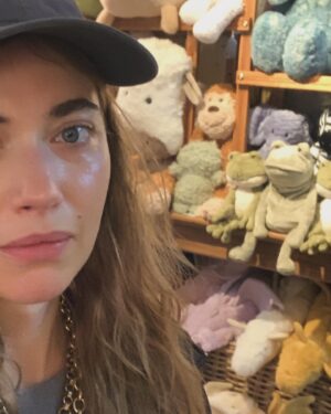 Imogen Poots Instagram - #OUTERRANGE S2 is out today!!!! Tell your friends tell your frogs 🕳️