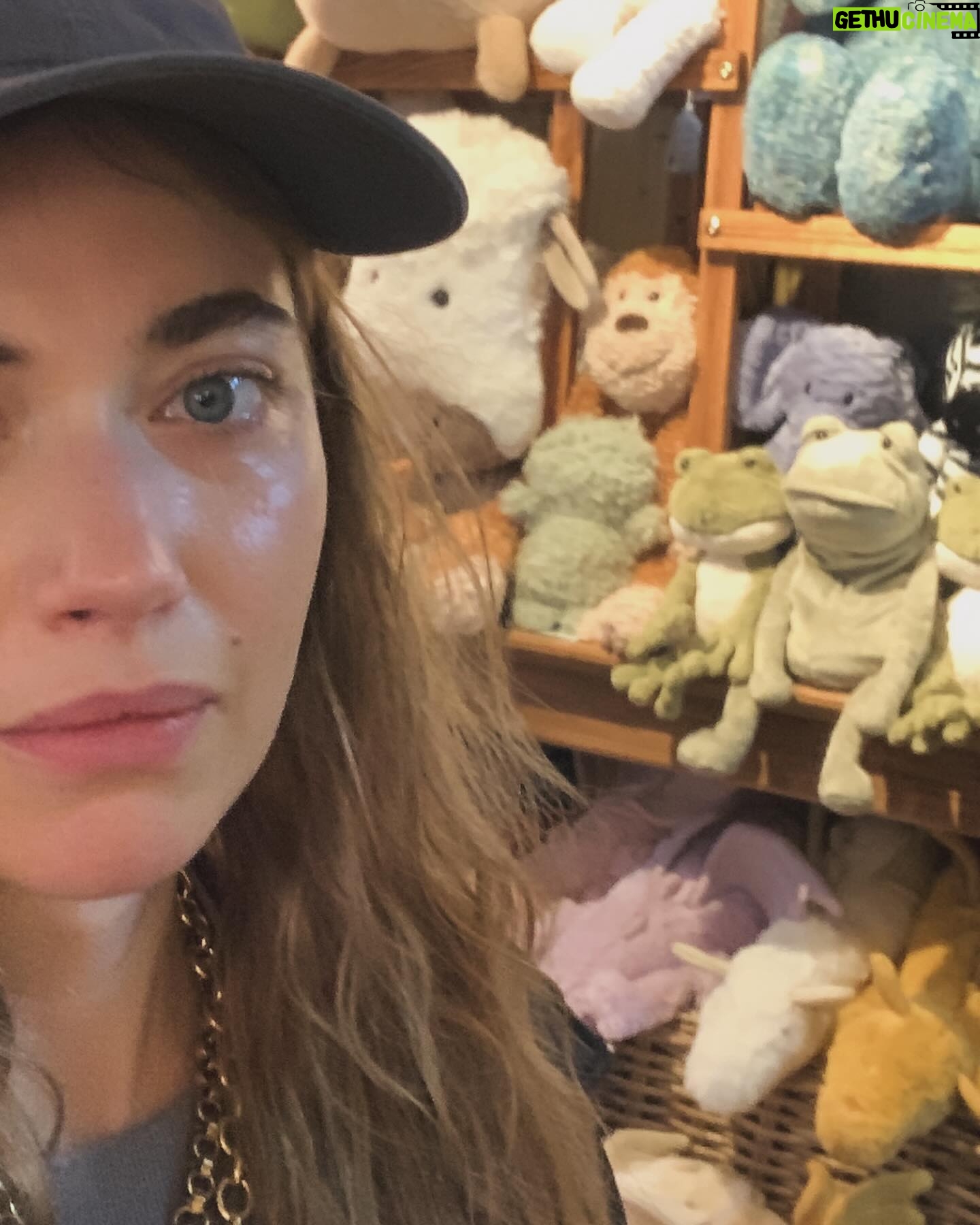 Imogen Poots - 10.2K Likes - #OUTERRANGE S2 is out today!!!! Tell your friends tell your frogs 🕳️