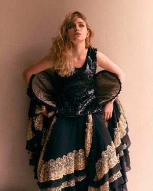 Imogen Poots Instagram - @amazingmagazine @lisahoughton @bentalbott @nailsbynadiabx @mrbitton @damianfoxe 🖤