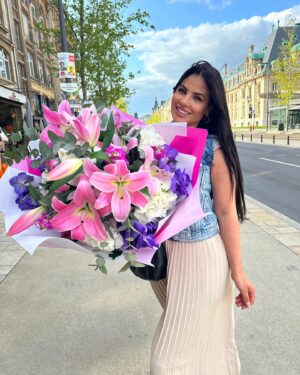 Inès Lee Instagram - "Dans le jardin de la vie, une femme épanouie est comme une fleur majestueuse qui rayonne d'une beauté intemporelle. Les pétales délicats de sa force intérieure s'ouvrent avec grâce, révélant sa véritable essence. Tout comme ces fleurs, elle inspire, elle émerveille et elle laisse une empreinte parfumée sur le chemin qu'elle traverse. Dans ce monde coloré, soyons des femmes qui s'épanouissent, embrassant chaque instant avec douceur et détermination. Que nos sourires illuminent le monde, tout comme ces fleurs illuminent mon cœur aujourd'hui. 🌸✨ #FemmeEnFleurs #ÉpanouissementPersonnel #BeautéIntérieure