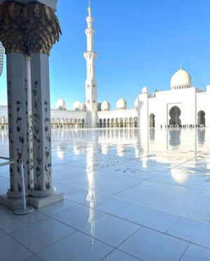 Inès Lee Instagram - Merci @dubai_for_you pour cette visite incroyable ✨je me sens si benie d’être musulmane El hamdoulilah 🤲🏼✨j’ai ressentit une immense joie et une paix intérieure qui resteront gravés à tt jamais ds ma mémoire ✨#islam#allah#lovemygod#abudhabi