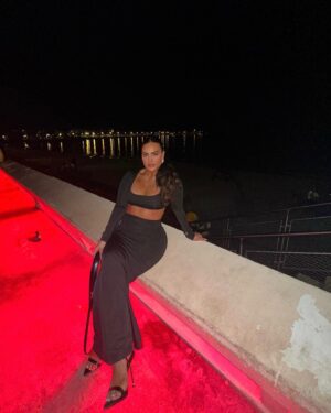 Inès Lee Instagram - Cc les cop’s , Hier soir avc la team snap on a joué au « cap ou pas cap » j’ai agit comme les hommes ou c’est moi qui drague lourdement ou pas des hommes , c’était une expérience super enrichissante qui montre la réalité des choses , c’est qu’à cette époque c’est difficile de rencontrer des hommes sérieux ! et encore plus qd tu es en vacances ou ils ont le feu au calz ! 😅 Je vous invite à regarder mon snap pour voir en direct le culot avc lequel je l’es ai abordés …et la discussion qui s’en est suivie … sacrée équipe 😂  femme de terrain je vous embarque avc moi en immersion drague et vous n’êtes pas au bout de vos surprises ! Suivez moi sur 👻 :INES.LEE1 dis moi si t’es de la team snap ou ig ? ☺️♥️ #outfit#out#cannes#cannes2023#outfitidea#outfitinspo#outfitstyle#outfitoftheday#justme#ineslee