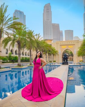 Inès Lee Instagram - Life is pink ✨Shooting by @thefrenchyholidays 🌸💓💓 laquelle photo vous préférez ? 1, 2 , ou 3 ? #dubai#shooting#flyingdress