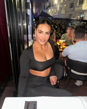 Inès Lee Instagram - Cc les cop’s , Hier soir avc la team snap on a joué au « cap ou pas cap » j’ai agit comme les hommes ou c’est moi qui drague lourdement ou pas des hommes , c’était une expérience super enrichissante qui montre la réalité des choses , c’est qu’à cette époque c’est difficile de rencontrer des hommes sérieux ! et encore plus qd tu es en vacances ou ils ont le feu au calz ! 😅 Je vous invite à regarder mon snap pour voir en direct le culot avc lequel je l’es ai abordés …et la discussion qui s’en est suivie … sacrée équipe 😂  femme de terrain je vous embarque avc moi en immersion drague et vous n’êtes pas au bout de vos surprises ! Suivez moi sur 👻 :INES.LEE1 dis moi si t’es de la team snap ou ig ? ☺️♥️ #outfit#out#cannes#cannes2023#outfitidea#outfitinspo#outfitstyle#outfitoftheday#justme#ineslee