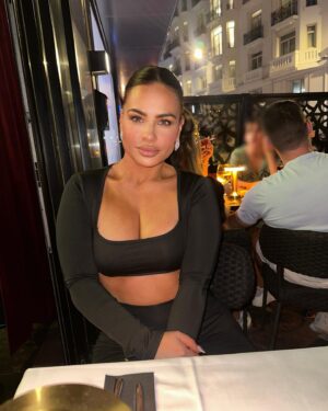 Inès Lee Instagram - Cc les cop’s , Hier soir avc la team snap on a joué au « cap ou pas cap » j’ai agit comme les hommes ou c’est moi qui drague lourdement ou pas des hommes , c’était une expérience super enrichissante qui montre la réalité des choses , c’est qu’à cette époque c’est difficile de rencontrer des hommes sérieux ! et encore plus qd tu es en vacances ou ils ont le feu au calz ! 😅 Je vous invite à regarder mon snap pour voir en direct le culot avc lequel je l’es ai abordés …et la discussion qui s’en est suivie … sacrée équipe 😂  femme de terrain je vous embarque avc moi en immersion drague et vous n’êtes pas au bout de vos surprises ! Suivez moi sur 👻 :INES.LEE1 dis moi si t’es de la team snap ou ig ? ☺️♥️ #outfit#out#cannes#cannes2023#outfitidea#outfitinspo#outfitstyle#outfitoftheday#justme#ineslee