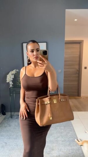 Inès Lee Instagram - Ce genre de robe pete pas de mine ms accessoirisée ça le fait je trouve ! D’ailleurs je vais me la recommander de toutes les couleurs tellement elle est confortable , tu peux la porter en journée Avec des claquettes comme le soir avec une paire de talon ! C’est canon ! Tu valides ? En vacance t’es plutôt robe ou short ? #outfitoftheday#outfits#out#shein#stylish
