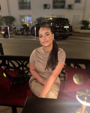 Inès Lee Instagram - Je pense fort à vous , je vous fait plein de bisous de cannes ✨en vacance vous êtes plutôt team coquette talon 👠 ou team tranquille Chaussure plate 🩴 ?#outfits#outfitoftheday#outfit#inspo#brunette#cannes
