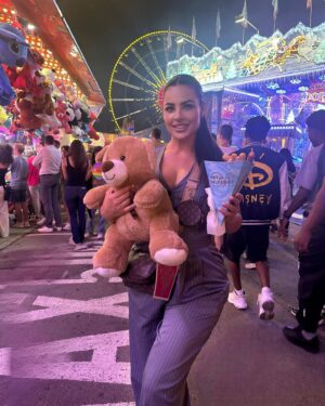 Inès Lee Instagram - Hier nous avons passés un super moment avec l’équipe @charlen_s_luxembourg 🥰♥️ à @schueberfouer.luxembourg  à refaire ! 🥰♥️🫶🏼✨Swipe pour voir l’équipe au complet 🥰☺️