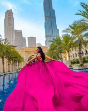Inès Lee Instagram - Life is pink ✨Shooting by @thefrenchyholidays 🌸💓💓 laquelle photo vous préférez ? 1, 2 , ou 3 ? #dubai#shooting#flyingdress