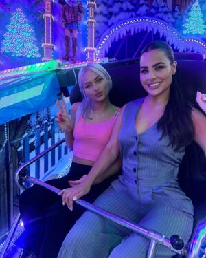 Inès Lee Instagram - Hier nous avons passés un super moment avec l’équipe @charlen_s_luxembourg 🥰♥️ à @schueberfouer.luxembourg  à refaire ! 🥰♥️🫶🏼✨Swipe pour voir l’équipe au complet 🥰☺️