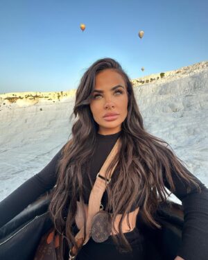 Inès Lee Instagram - Mongolfiere trip with my sister @charlen_s_luxembourg 😍 je remercie ma Soeur de me suivre ds tous mes périples ! C’était pas du tout son truc , elle est plutôt hôtel , piscine , bons resto et massage , moi je suis plutôt aventurière 😅 on a réussit à faire cette excursion avc une vue juste incroyable ms on a fait 8h de route en tt (4h allée , 4h retour ) le trajet n’était pas du tout de tt repos ! On est arrivée là bas   fatiguée et courbaturée comme jamais ! 😅 donc je conseille de dormir sur place la veille pr éviter tt cet épuisement ! Ensuite une fois ds le ciel on était pas sereine sachant qu’on a super peur de l’avion 😅ms on est plutôt guerrières et on a affrontées notre peur ! 🙌🏼 l’équipe était super pro ! On faisait des photos et vidéos pr éviter de penser au vide ☺️ ms on a kiffé ! C’était une 1ere pr ma Soeur moi c’était mon 2eme envol ✨ j’en garde un super bon souvenir ! D’autant   que je l’ai fait avec ma Soeur d’amour @charlen_s_luxembourg Ça reste magique✨ tout est ds ma bulle si vous voulez voir les beaux paysages vous n’avez plus qu’à clicker pour avoir les bonnes adresses et bons plans 😉😎✨sisterlove#sistertrip#mongolfiere#bodrum#enjoylife#holidays