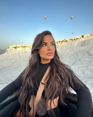 Inès Lee Instagram - Mongolfiere trip with my sister @charlen_s_luxembourg 😍 je remercie ma Soeur de me suivre ds tous mes périples ! C’était pas du tout son truc , elle est plutôt hôtel , piscine , bons resto et massage , moi je suis plutôt aventurière 😅 on a réussit à faire cette excursion avc une vue juste incroyable ms on a fait 8h de route en tt (4h allée , 4h retour ) le trajet n’était pas du tout de tt repos ! On est arrivée là bas   fatiguée et courbaturée comme jamais ! 😅 donc je conseille de dormir sur place la veille pr éviter tt cet épuisement ! Ensuite une fois ds le ciel on était pas sereine sachant qu’on a super peur de l’avion 😅ms on est plutôt guerrières et on a affrontées notre peur ! 🙌🏼 l’équipe était super pro ! On faisait des photos et vidéos pr éviter de penser au vide ☺️ ms on a kiffé ! C’était une 1ere pr ma Soeur moi c’était mon 2eme envol ✨ j’en garde un super bon souvenir ! D’autant   que je l’ai fait avec ma Soeur d’amour @charlen_s_luxembourg Ça reste magique✨ tout est ds ma bulle si vous voulez voir les beaux paysages vous n’avez plus qu’à clicker pour avoir les bonnes adresses et bons plans 😉😎✨sisterlove#sistertrip#mongolfiere#bodrum#enjoylife#holidays