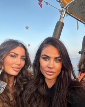 Inès Lee Instagram - Mongolfiere trip with my sister @charlen_s_luxembourg 😍 je remercie ma Soeur de me suivre ds tous mes périples ! C’était pas du tout son truc , elle est plutôt hôtel , piscine , bons resto et massage , moi je suis plutôt aventurière 😅 on a réussit à faire cette excursion avc une vue juste incroyable ms on a fait 8h de route en tt (4h allée , 4h retour ) le trajet n’était pas du tout de tt repos ! On est arrivée là bas   fatiguée et courbaturée comme jamais ! 😅 donc je conseille de dormir sur place la veille pr éviter tt cet épuisement ! Ensuite une fois ds le ciel on était pas sereine sachant qu’on a super peur de l’avion 😅ms on est plutôt guerrières et on a affrontées notre peur ! 🙌🏼 l’équipe était super pro ! On faisait des photos et vidéos pr éviter de penser au vide ☺️ ms on a kiffé ! C’était une 1ere pr ma Soeur moi c’était mon 2eme envol ✨ j’en garde un super bon souvenir ! D’autant   que je l’ai fait avec ma Soeur d’amour @charlen_s_luxembourg Ça reste magique✨ tout est ds ma bulle si vous voulez voir les beaux paysages vous n’avez plus qu’à clicker pour avoir les bonnes adresses et bons plans 😉😎✨sisterlove#sistertrip#mongolfiere#bodrum#enjoylife#holidays