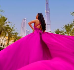 Inès Lee Instagram - Life is pink ✨Shooting by @thefrenchyholidays 🌸💓💓 laquelle photo vous préférez ? 1, 2 , ou 3 ? #dubai#shooting#flyingdress