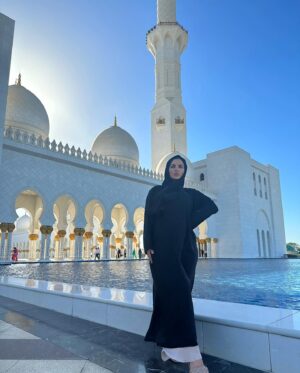 Inès Lee Instagram - Merci @dubai_for_you pour cette visite incroyable ✨je me sens si benie d’être musulmane El hamdoulilah 🤲🏼✨j’ai ressentit une immense joie et une paix intérieure qui resteront gravés à tt jamais ds ma mémoire ✨#islam#allah#lovemygod#abudhabi