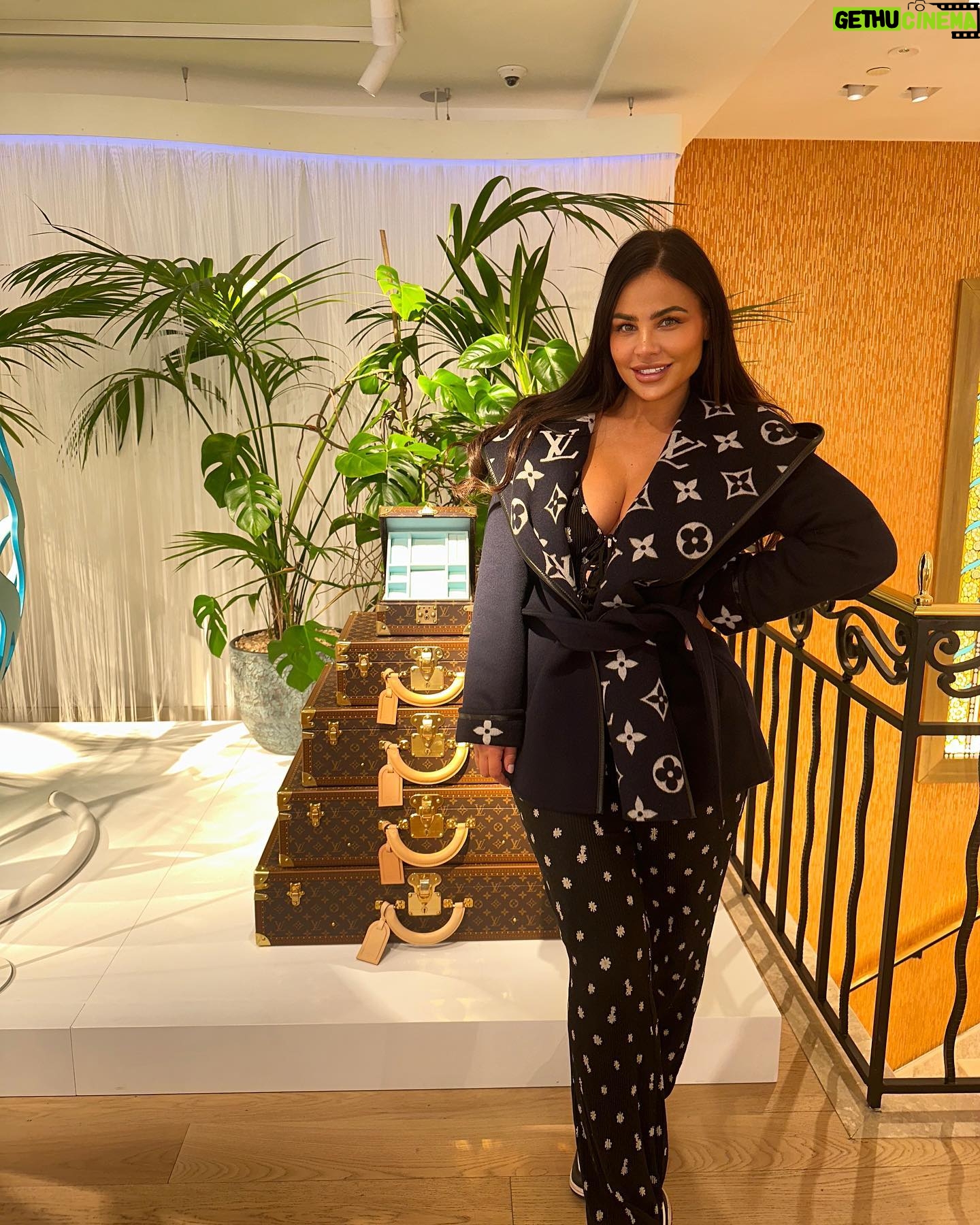 Inès Lee - 3 Likes - Therapy 😍🥰🫶🏼✨ shopping Time 🛍️✨shopping#louisvuitton#luxembourg