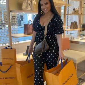 Inès Lee Instagram - Therapy 😍🥰🫶🏼✨ shopping Time 🛍️✨shopping#louisvuitton#luxembourg