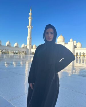 Inès Lee Instagram - Merci @dubai_for_you pour cette visite incroyable ✨je me sens si benie d’être musulmane El hamdoulilah 🤲🏼✨j’ai ressentit une immense joie et une paix intérieure qui resteront gravés à tt jamais ds ma mémoire ✨#islam#allah#lovemygod#abudhabi