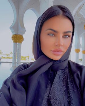 Inès Lee Instagram - Merci @dubai_for_you pour cette visite incroyable ✨je me sens si benie d’être musulmane El hamdoulilah 🤲🏼✨j’ai ressentit une immense joie et une paix intérieure qui resteront gravés à tt jamais ds ma mémoire ✨#islam#allah#lovemygod#abudhabi