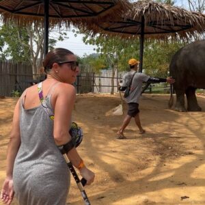Inès Sberro Instagram - Journée avec maman au sanctuaire des éléphants 🐘 Ici beaucoup d’éléphants sont âgés mais pas que.. par exemple celui que je nourris dans la vidéo a 77 ans 🥰 Ce sont des éléphants sauvés de la maltraitance, ils ne sont pas attachés et ont ne montent pas dessus, ont peut seulement les nourrir.. 🩷 Si vous aimez les animaux svp boycotter.. ne payez pas pour voir des animaux malheureux.. 🩷

(J’avais pas prévu d’aller aux éléphants et faire des photos d’où ma tenue de sport propre en sortant de la boxe thaï 😂)