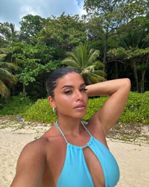 Inès Sberro Instagram - 🩵🌴🥥