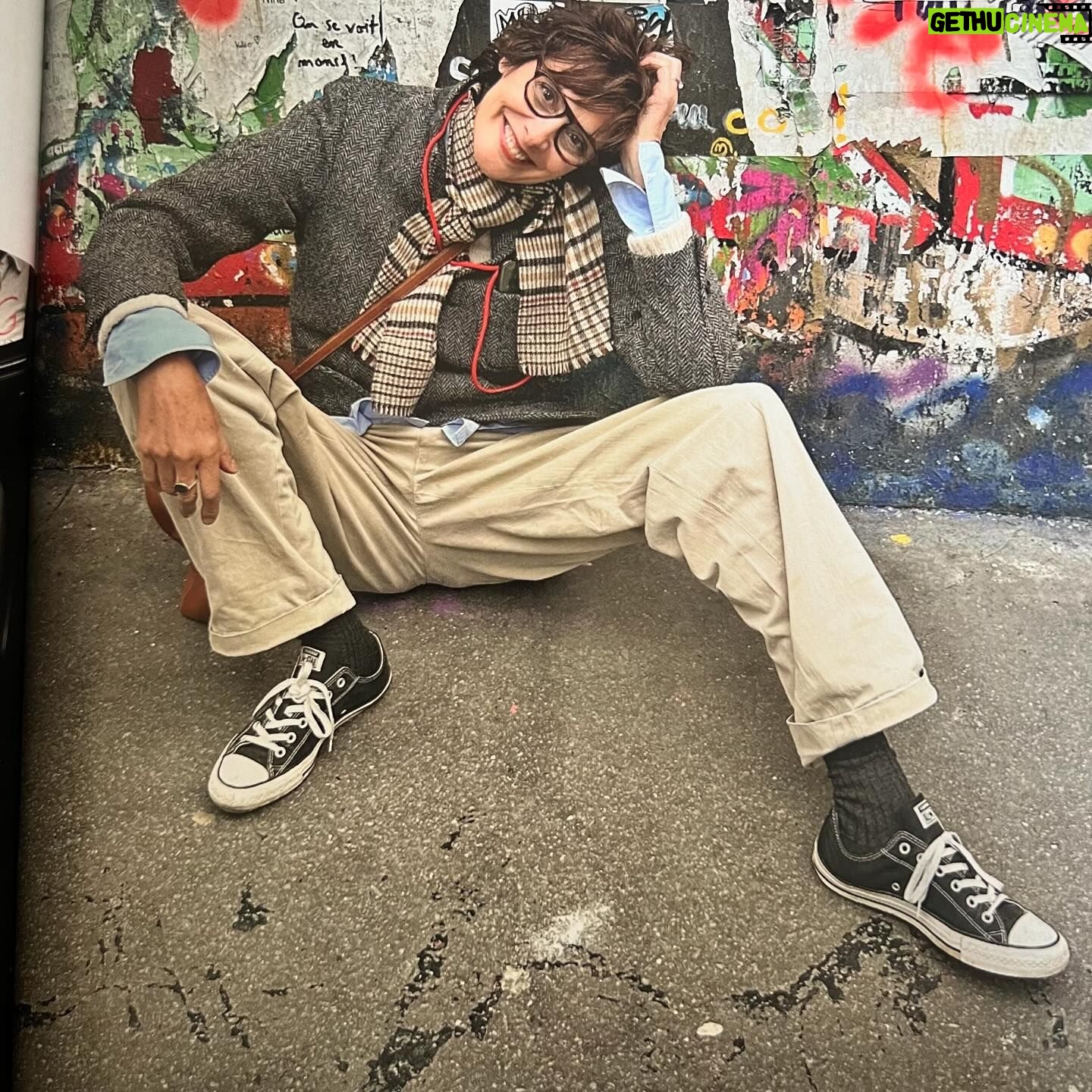 Inès de La Fressange Instagram - J’essaie de lancer la carrière de photographe de @sophiegachet mais pour la couverture c’est encore @rodolphe_bricard ;En tout cas le magazine est toujours dans les kiosques 🤷🏻♀️