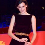 Inès de La Fressange Instagram - Nine à la présentation du film «  Hors du Temps » d’Olivier Assayas au festival du film de Berlin . Euh là le hashtag #proudmommy ne suffira pas … #mafille #meschevilles #CommentJeFrime @ninedurso @berlinale #Berlin #Horsdutemps #olivierassayas @gettyimages