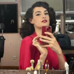 Inès de La Fressange Instagram - Ce matin plein de gens m’ont fait des compliments sur la série Balenciaga dans laquelle joue Nine #TellementHeureuse #BravoMaFille #proudmom #bravo @bina_daigeler_costumedesign #cristóbalbalenciaga @appletv @disneyplus #mafille @ninedurso @flacons.nine