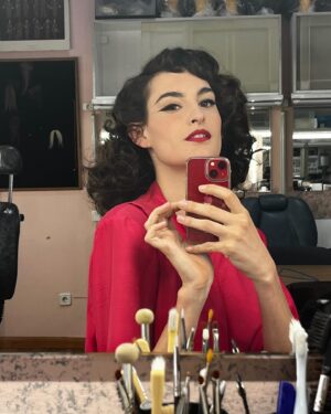 Inès de La Fressange Instagram - Ce matin plein de gens m’ont fait des compliments sur la série Balenciaga dans laquelle joue Nine  #TellementHeureuse #BravoMaFille #proudmom #bravo @bina_daigeler_costumedesign #cristóbalbalenciaga @appletv @disneyplus #mafille @ninedurso @flacons.nine