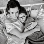 Inès de La Fressange Instagram - Les plus douées pour la fête des mères @ninedurso @violettedurso #mèreLaPlusChanceuseDuMonde #AujourdhuiJaiLeDroitDePosterVotrePhoto #PasDeAhNanMoman #JadoreMesCadeaux #LesPlusBeauxCadeauxCestVous #OnALeDroitDetreGaga ♡