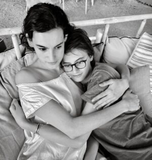 Inès de La Fressange Instagram - Les plus douées pour la fête des mères @ninedurso @violettedurso #mèreLaPlusChanceuseDuMonde #AujourdhuiJaiLeDroitDePosterVotrePhoto  #PasDeAhNanMoman #JadoreMesCadeaux #LesPlusBeauxCadeauxCestVous #OnALeDroitDetreGaga ♡