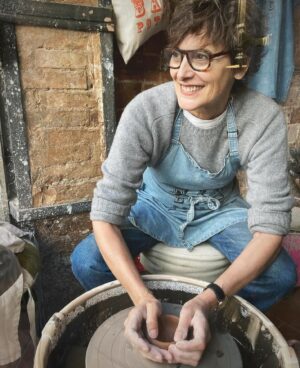 Inès de La Fressange Instagram - Journée poterie @bigbandpoterie #bonheur #jeregarderaimesmailscesoir 🤸🏽‍♂️