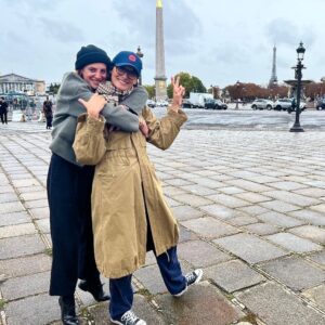 Inès de La Fressange Instagram - Shooting @uniqlo avec @scher_johanna qui a la meilleure prod du monde @workingirlproduction faisant tout , presque le beau temps ! #bestteam #picture @benoit_peverelli #TravaillerAvecLesGensQuonAimeCestMieux