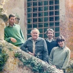 Inès de La Fressange Instagram - Où est Charlie ? #leroietmoi #onaimelevert #sicily #holiday #CharlesIII