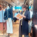Inès de La Fressange Instagram - Le 25 avril à 17:30hrs l’auteure de cette bible «  Sacs » viendra peut-être 24 rue de Grenelle signer son livre en personne ! Je négocie avec son avocat, son agent et sa maison d’édition… @sophiegachet @inesdelafressangeparis , tu passeras ?!! (Si tu ne likes pas elle ne viendra jamais c’est une star helvète…)