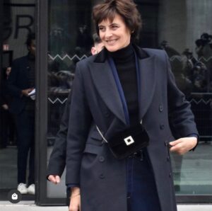 Inès de La Fressange Instagram - je ne quitte plus ce manteau @inesdelafressangeparis  mais va comprendre pourquoi il s’appelle « Mauricette » 🤷🏻‍♀️ 😂